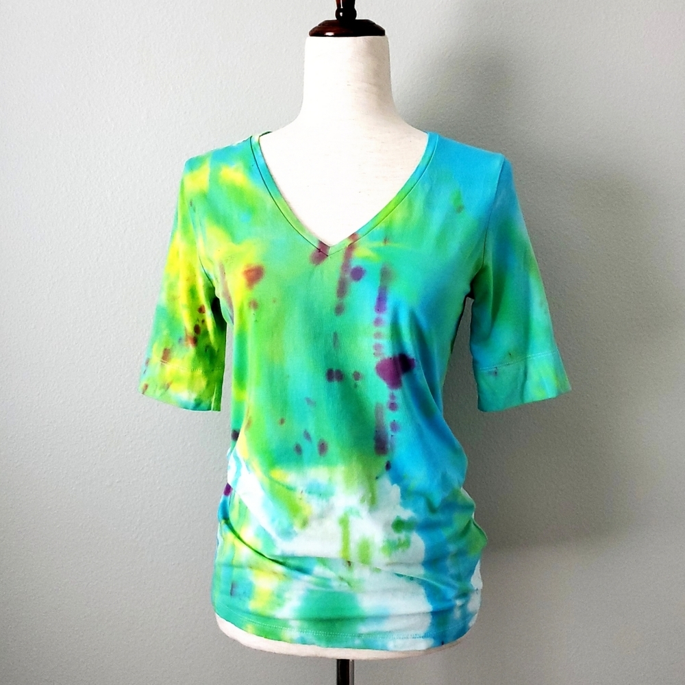 Jones New York Tie Dye V-neck Short Sleeve Top, Size Medium - Picture 2 of 15